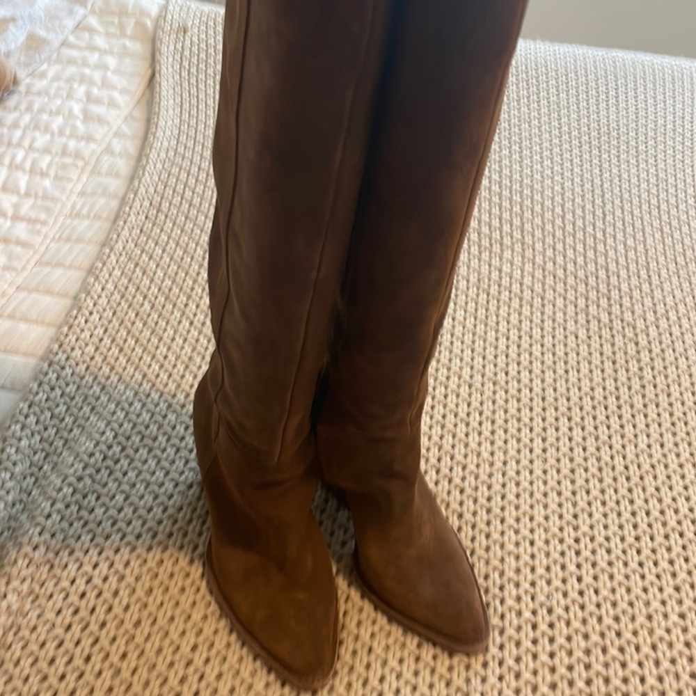 Knee high boots brown suede size 8, Gianni Bini, good condition